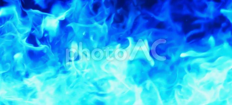 勢いよく燃える青い炎の画像横長 炎,青,火の写真素材
