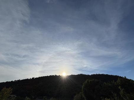 山に沈んでいく夕日 山に沈んでいく夕日の写真