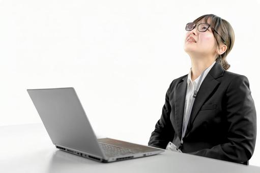 天を仰ぐビジネス女性 日本人,中国人,韓国人の写真素材