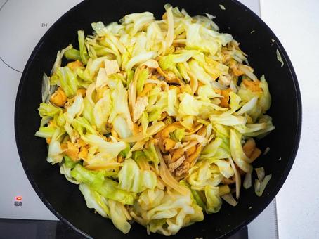 キャベツと油揚げのオイスターソース炒め キャベツ,油揚げ,オイスターソース炒めの写真素材