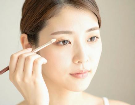 メイクする女性 メイクする女性の写真