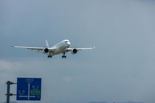 福岡空港の明るい夏の昼 飛行機,航空機,旅客機の写真素材