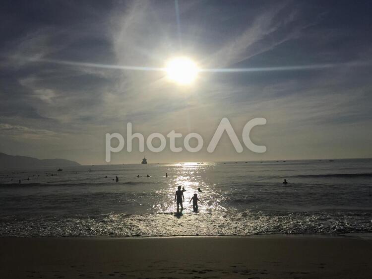 太陽に照らされて輝く海　光の道 ダナン,ビーチ,ベトナムの写真素材