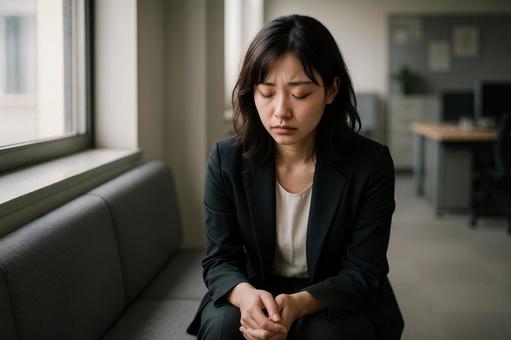 目を伏せる女性の心情の写真