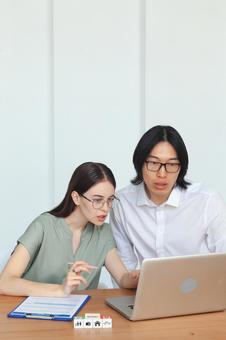 保険内容を確認する男女 保険業,事務職,接客業の写真素材