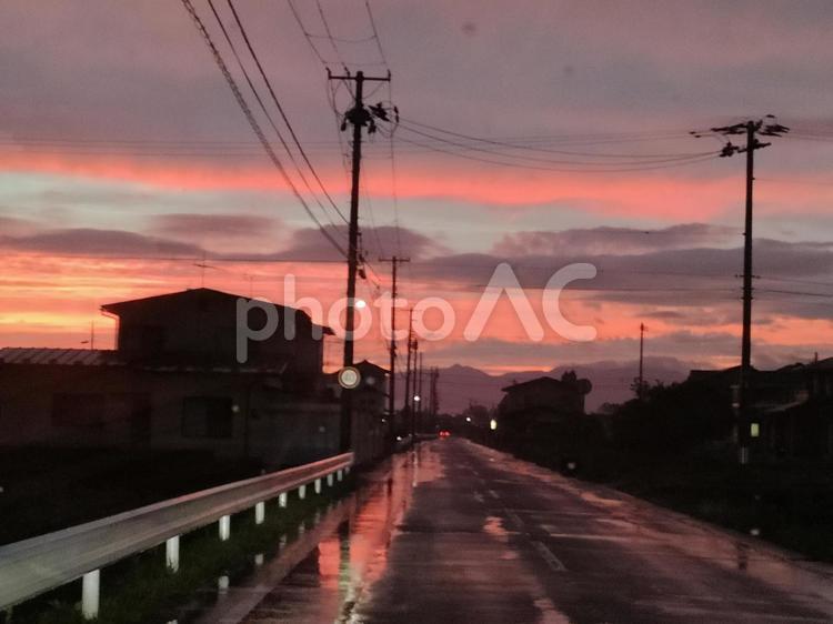 夕暮れに染まる道 夕暮れ,夕焼け,空の写真素材