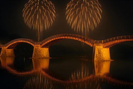 夜のアーチ橋と花火 夜のアーチ橋と花火の写真