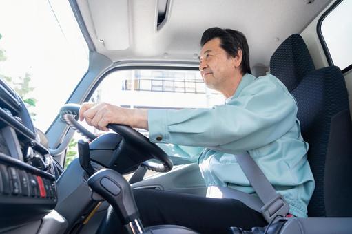 トラックを運転する男性ドライバー ドライバー,トラック,運転手の写真素材