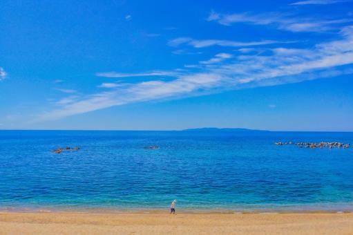 岩場と青空の海岸 海,岩,砂浜の写真素材