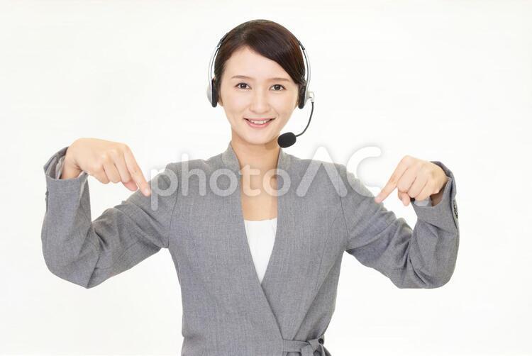 指示する笑顔のビジネスウーマン 女性,オペレーター,女の写真素材