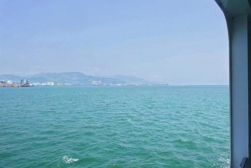 駿河湾フェリーの春の旅 駿河湾フェリーの春の旅 清水港,入港,街並みの写真素材