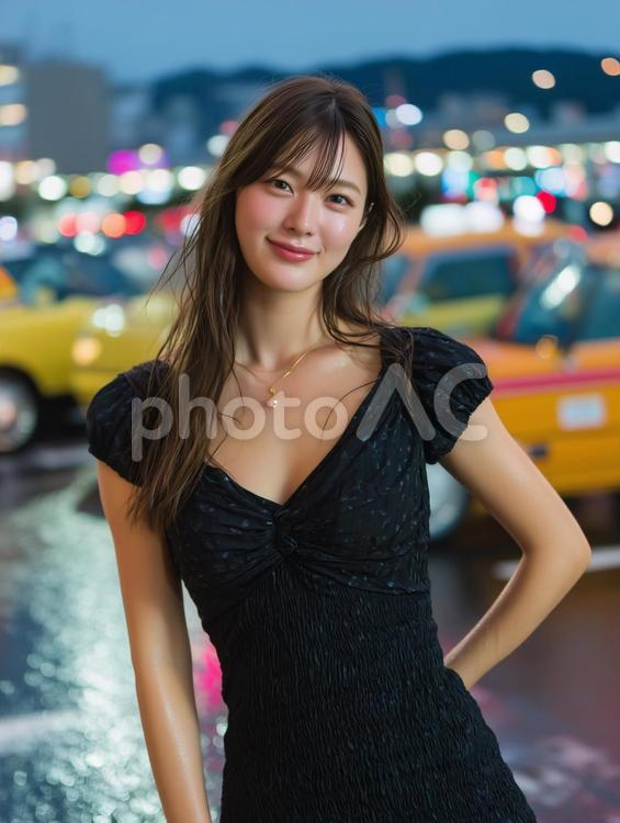 旅行先の夜を楽しむ黒いワンピースの女性 女性,人物,美少女の写真素材