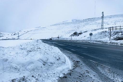 道路と鉄塔 道路と鉄塔 冬,雪,道路の写真素材