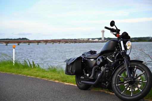 黒いアメリカンバイクと霞ケ浦大橋の展望 霞ヶ浦大橋,霞ケ浦,アメリカンバイクの写真素材