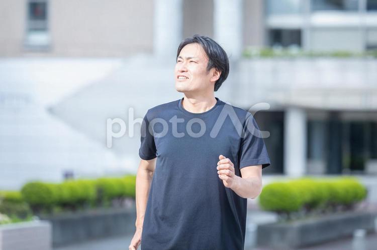 街中でトレーニングする男性 ウォーキング,運動,有酸素運動の写真素材
