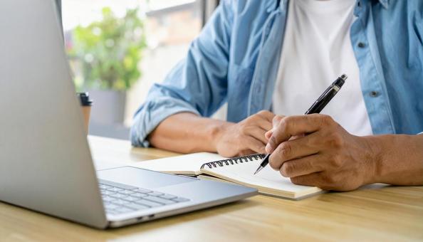 在宅ワーク・シェアオフィス・勉強する男性の写真