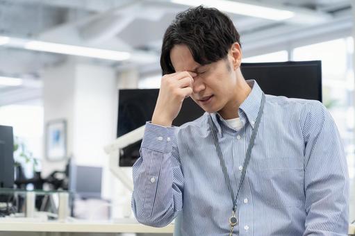 体調の悪い若い男性エンジニア 体調の悪い若い男性エンジニア ビジネス,眼精疲労,疲れ目の写真素材