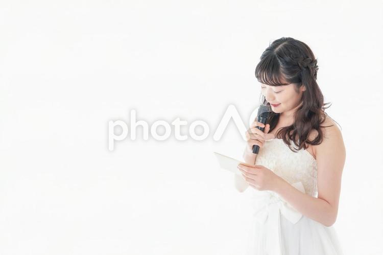 マイクでスピーチをする花嫁 マイク,花嫁,ヘアメイクの写真素材