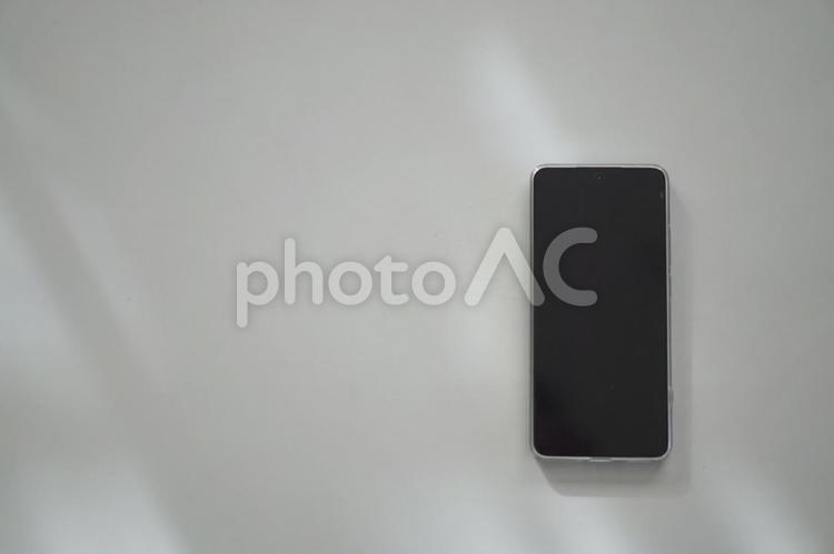 スマホ（一台・背景白・余白あり・無人） スマホ,ケータイ,スマートフォンの写真素材