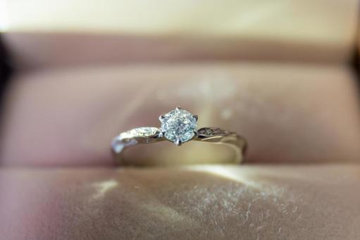 箱に入ったダイヤモンドの指輪_順光 箱に入ったダイヤモンドの指輪_順光 指輪,婚約指輪,結婚指輪の写真素材