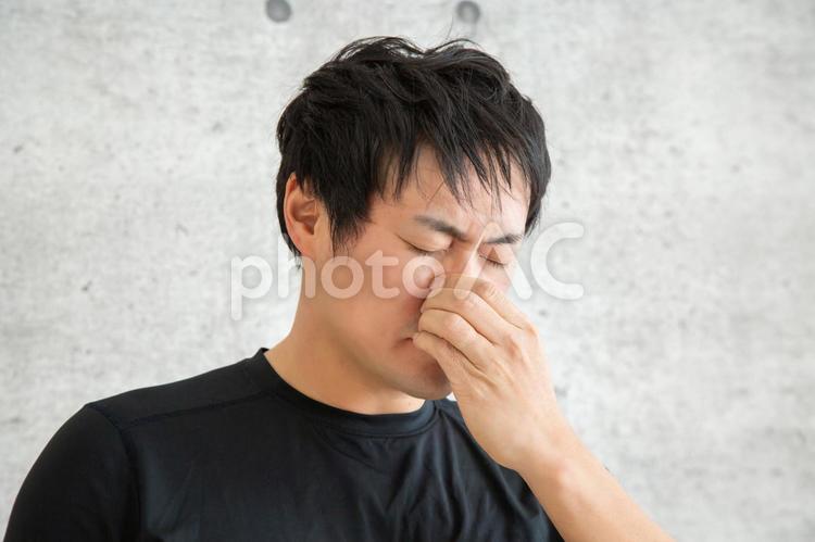 スポーツウェアを着た男性 鼻,痛い,鼻炎の写真素材