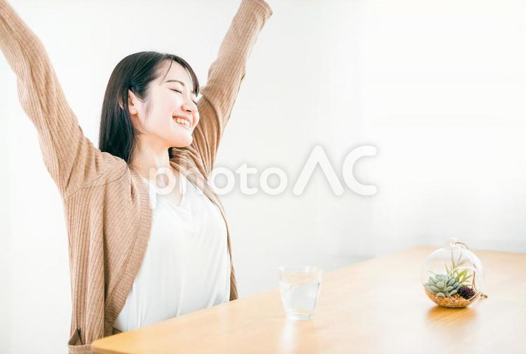 朝起床して水・白湯を飲む女性（笑顔） 朝,起床,水の写真素材
