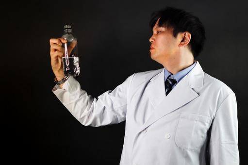 ペットボトルの水を調べる男性 ペットボトルの水を調べる男性 男性,ペットボトル,水の写真素材