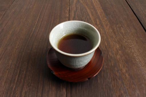 和風の湯のみ茶碗とお茶 和風の湯のみ茶碗とお茶の写真