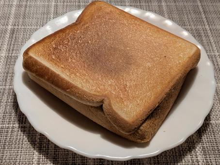 立冬の朝に自宅で焼いたホットサンドイッチの写真