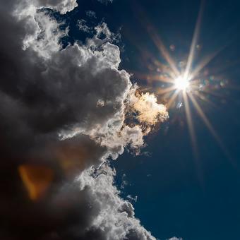 夏の空と力強い太陽の輝き 夏の空と力強い太陽の輝きの写真