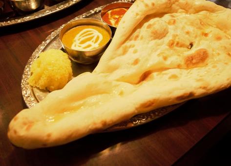 カレーとナン　１の写真