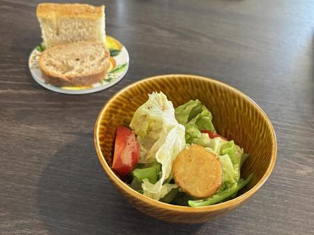 ランチセットのサラダとパン ランチセットのサラダとパン カフェ,ランチ,サラダの写真素材
