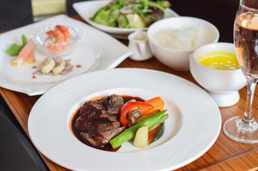 フランスコース料理4 フランス料理,イタリア料理,カルパッチョの写真素材