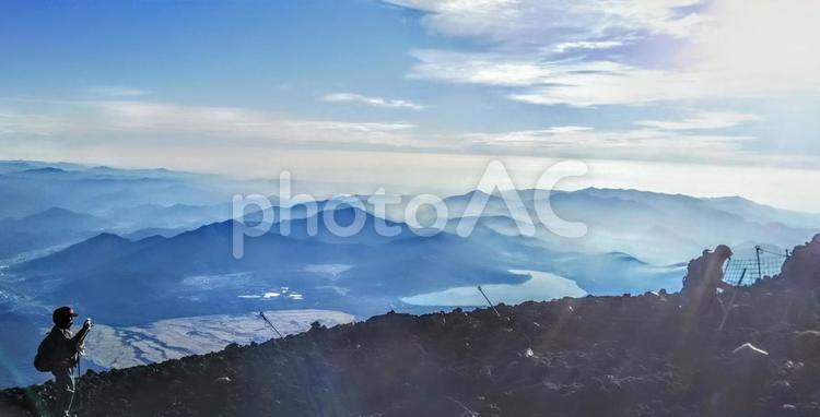 富士山　山頂の登山客 山頂,頂上,朝日の写真素材