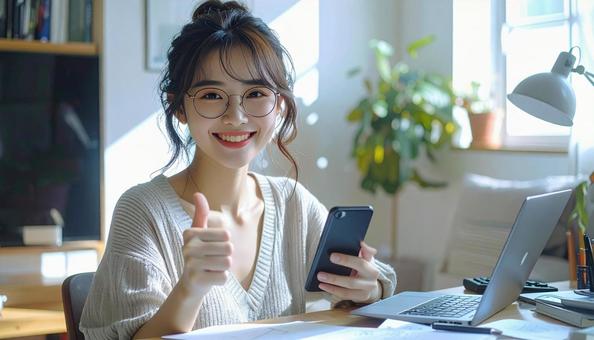 家計がうまくいきスマホ片手に微笑む女性 家計がうまくいきスマホ片手に微笑む女性の写真