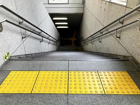 地上から地下道への階段 地上から地下道への階段 階段,降りる,下り階段の写真素材