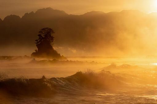 朝日に輝く気嵐の海 ご来光,初日の出,日の出の写真素材