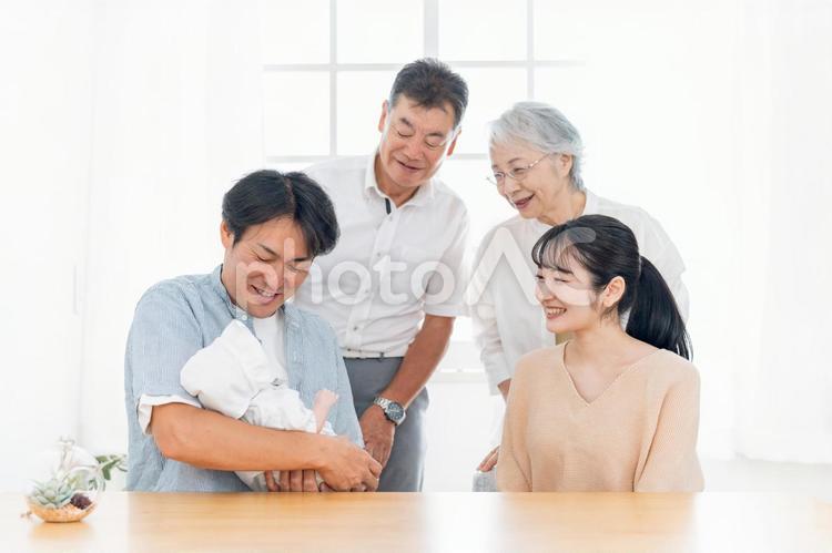 赤ちゃんを抱いた家族（夫婦・里帰り出産） 孫,家族,出産の写真素材