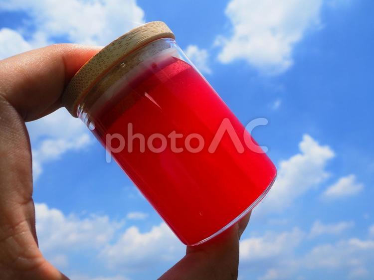 魔法薬のような不思議な赤い液体 夏空,空,赤いの写真素材