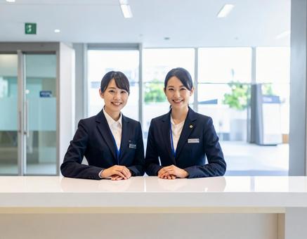 受付コーナー内に座る笑顔の受付嬢 受付コーナー内に座る笑顔の受付嬢の写真