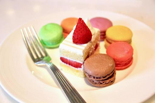 苺のショートケーキとマカロン1 苺のショートケーキとマカロン1の写真