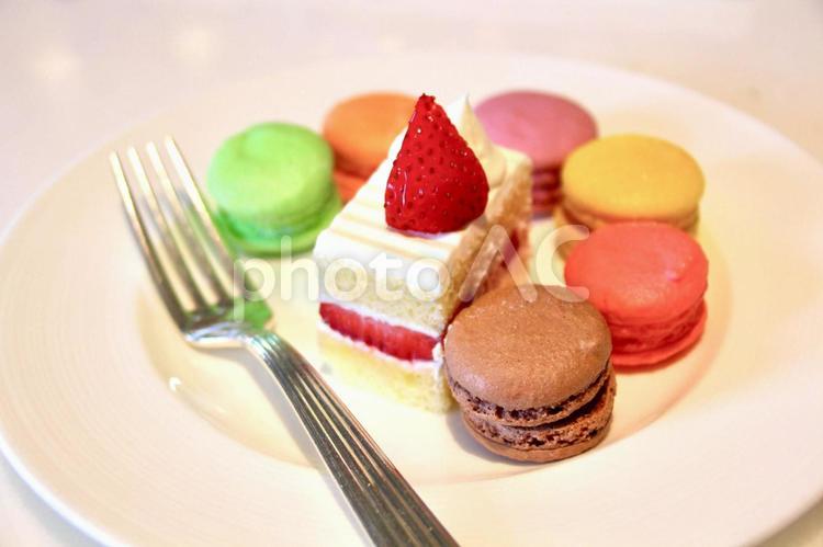 苺のショートケーキとマカロン1 ケーキ,ショートケーキ,マカロンの写真素材