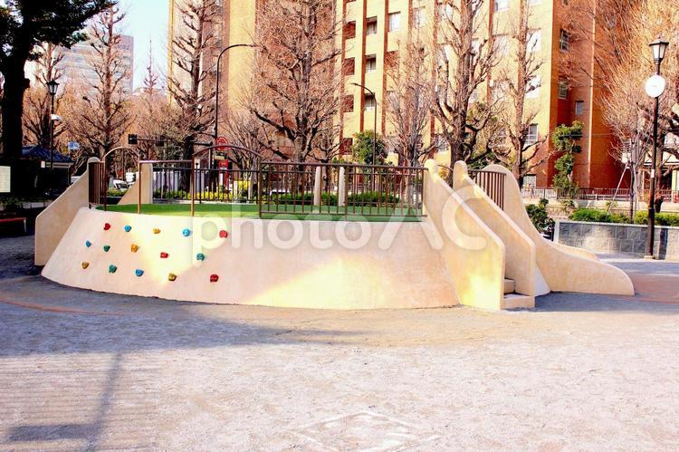不思議な形をした公園の遊具 御茶ノ水公園,滑り台,遊具の写真素材