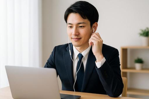説明動画視聴する就活生 説明動画視聴する就活生の写真