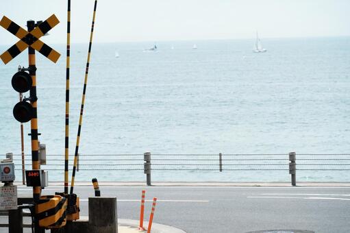 海へ続く踏切 海,踏切,海辺の写真素材