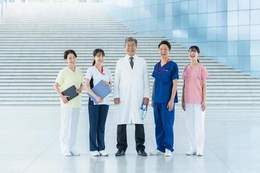 病院で働く医療スタッフ 医師,笑顔,医療スタッフの写真素材