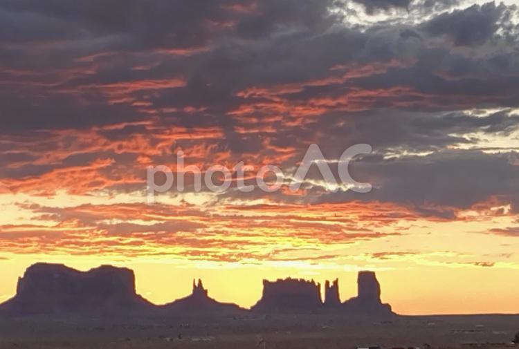 アメリカの大地　モニュメントバレーの朝 朝焼け,アメリカ,モニュメントバレーの写真素材