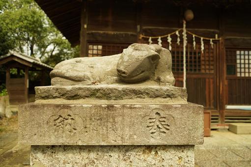 東松山市R407沿いにある菅原神社の狛牛 東松山市R407沿いにある菅原神社の狛牛の写真
