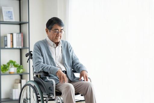 車椅子のシニアの男性 車椅子のシニアの男性 介護,車椅子,悩むの写真素材