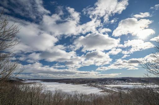 塘路湖。広い空と雪原が広がる空 北海道,釧路湿原,塘路湖の写真素材